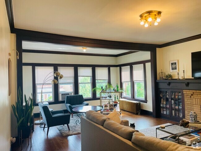 Building Photo - 2517 W Gunnison St Unit 3 Rental