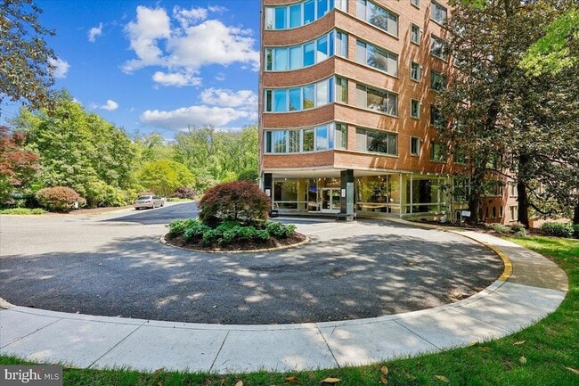 Building Photo - 4200 Cathedral Ave NW Unit 716