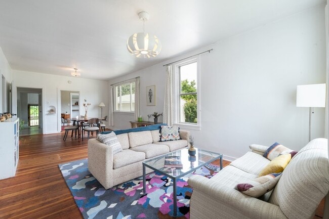 Photo - 756 Glendale St W