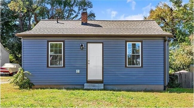 Building Photo - 2242 Hollyrood St