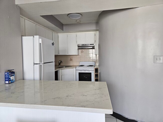 Building Photo - 49 Cottage St Unit 3