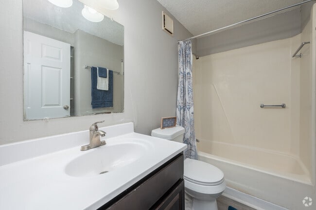 1BR, 1BA - 576SF - Primary Bathroom