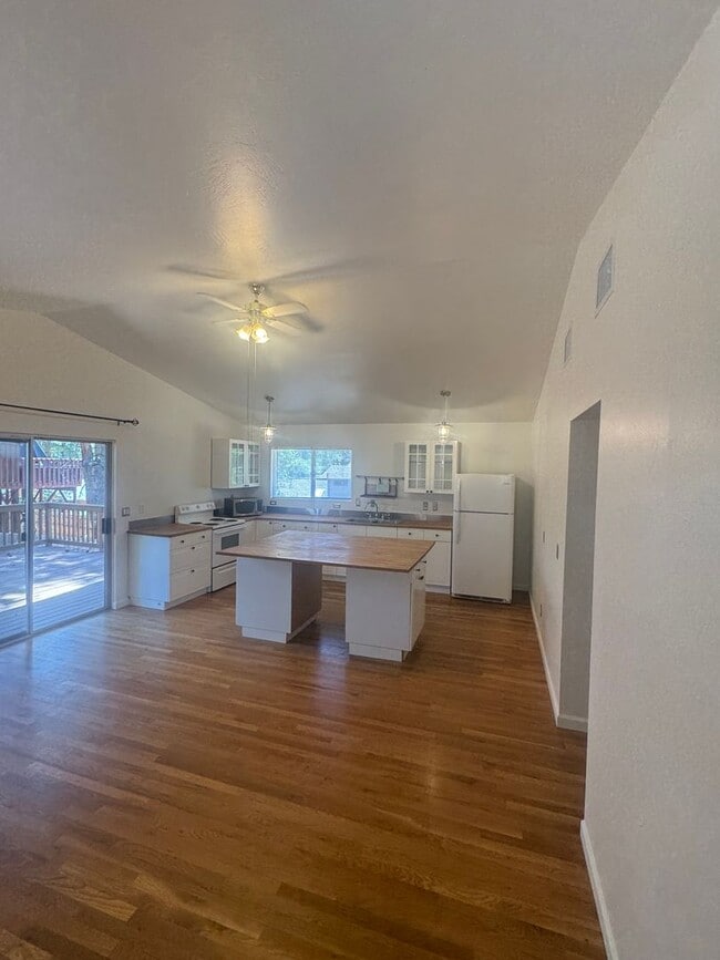 Building Photo - Charming Home in Kachina Village- Ready fo...