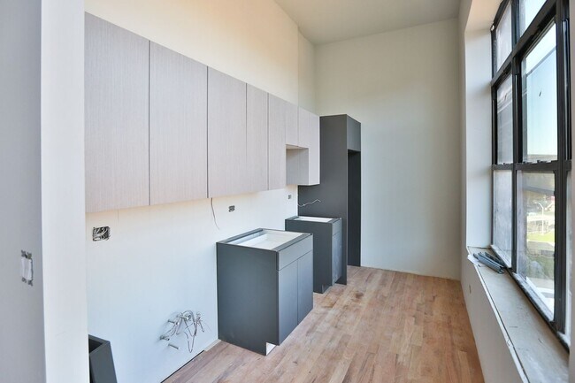 Photo - Brand New Studio in Wicker Park. 12' Ceili... Unidad 403