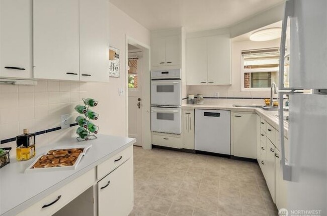 Photo - 5035 47th Ave NE