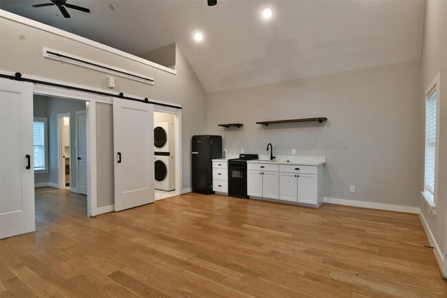 Photo - 4875 Main St