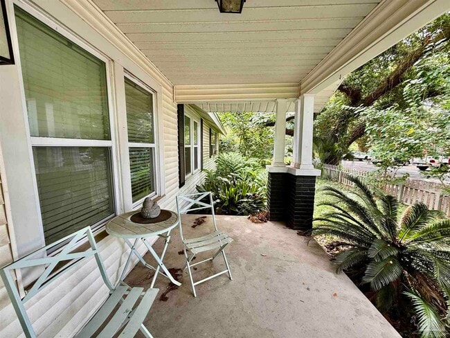 2624 W De Soto St