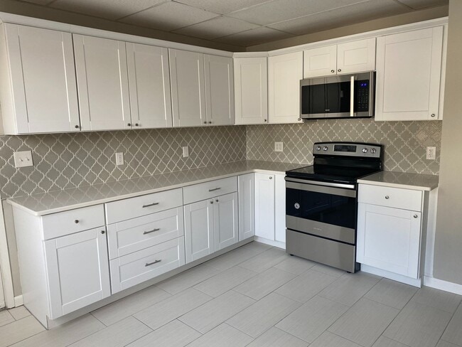 Building Photo - 820 Main St Unit Left Side