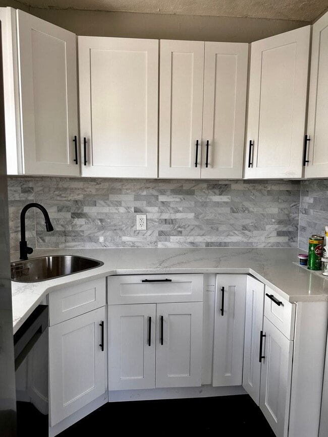 Photo - Spacious 3 bed/1 bath off of Broadway! Unit 3