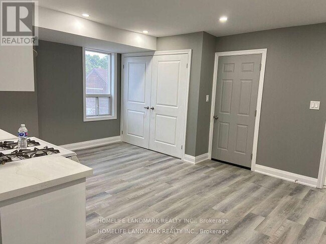 Photo - 610 Bloor St W