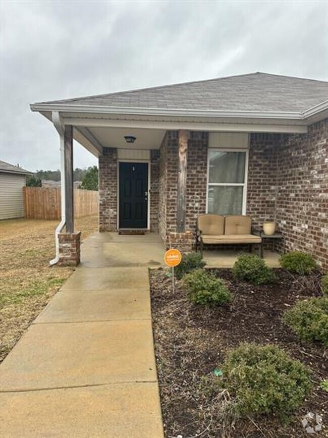 Building Photo - Inviting 3-Bed, 2-Bath Home with Open Floo...