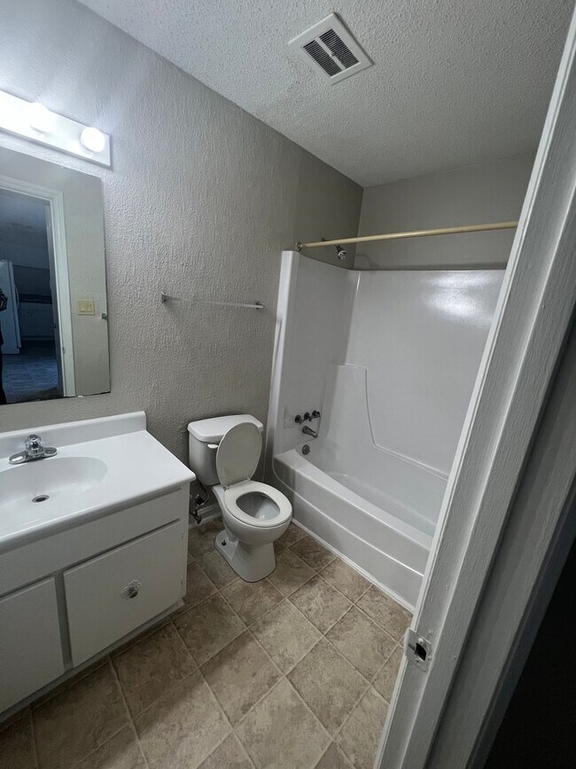 Photo - 1 Bd/1 Bth 2nd floor    ONLY $ 1050.00