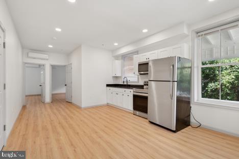 Building Photo - 9 W Hinckley Ave Unit 3