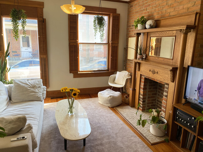 Living room - 609 S Lazelle St Townhome