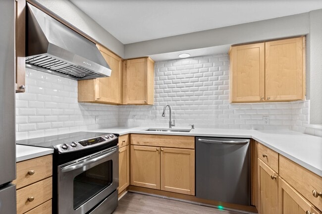 Building Photo - Bright Beacon Hill Condo in Secure Gated C... Unit D101