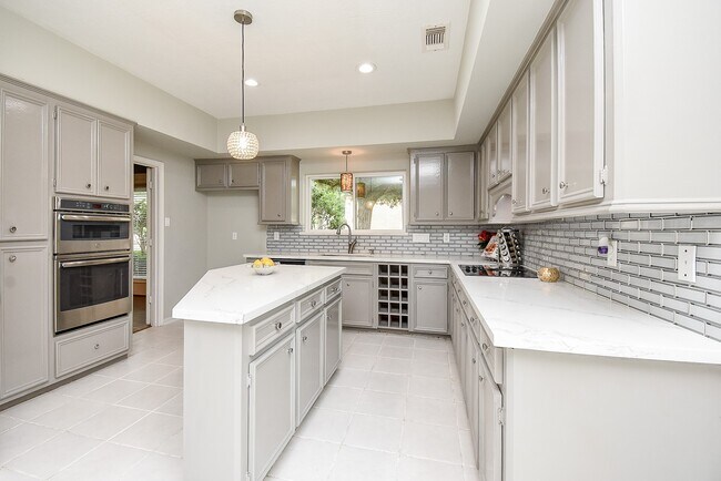 1002 Meadowlark Ln