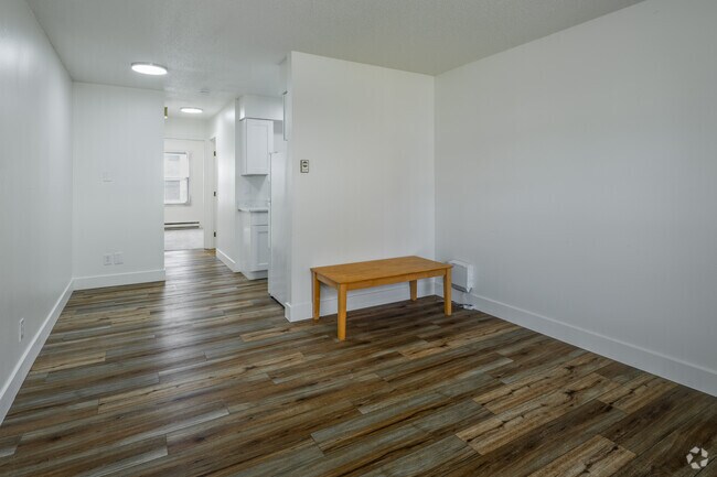 1BR, 1BA - 420SF - Living Room