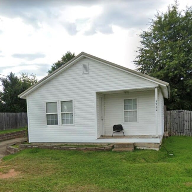Building Photo - 1712 10th St E Rental