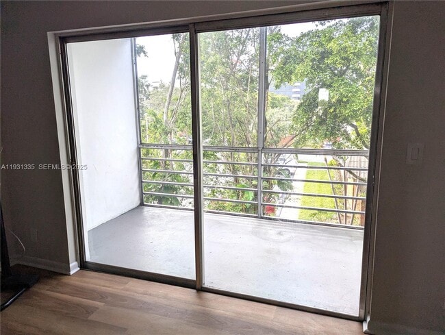 Photo - 1638 Embassy Dr Unidad 302