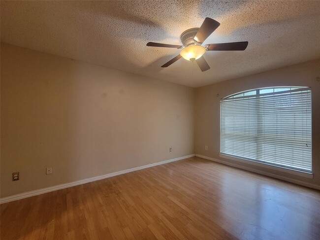 Photo - 912 Haverstraw Pl