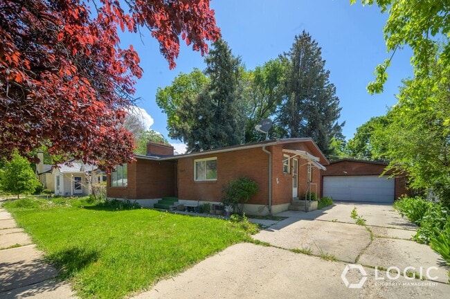 Building Photo - 615 15th St Unit B