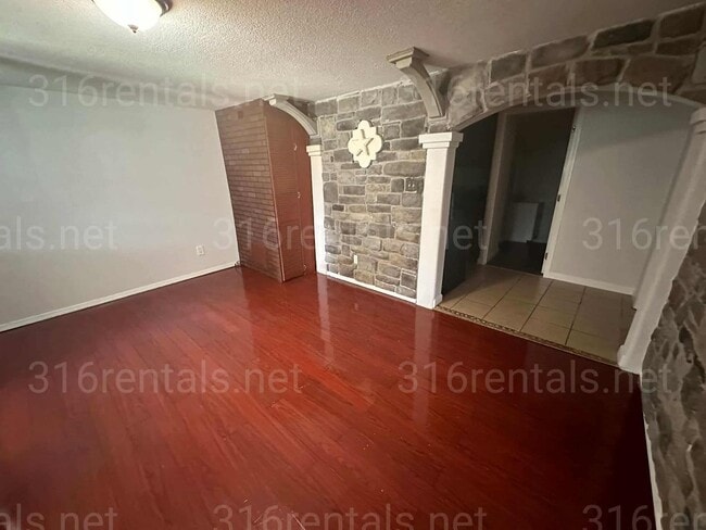 Photo - $1245 - 4 bedroom/ 2 bathroom - Single Fam...