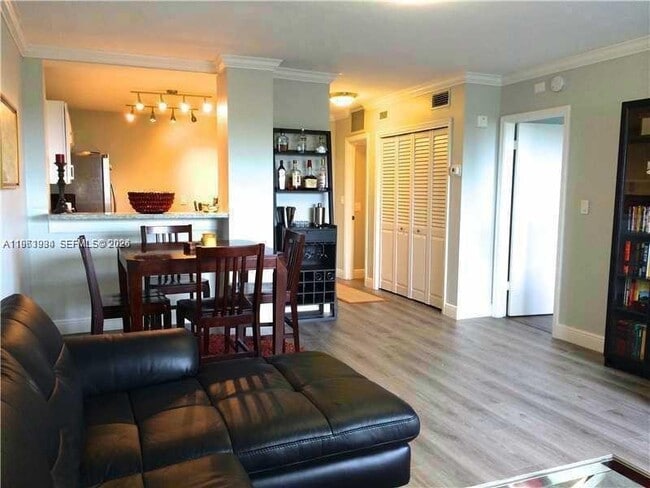 Photo - 1881 Middle River Dr Unidad 604