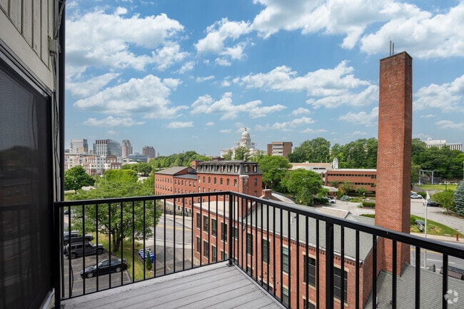 2BR, 2BA - 976SF - Balcony