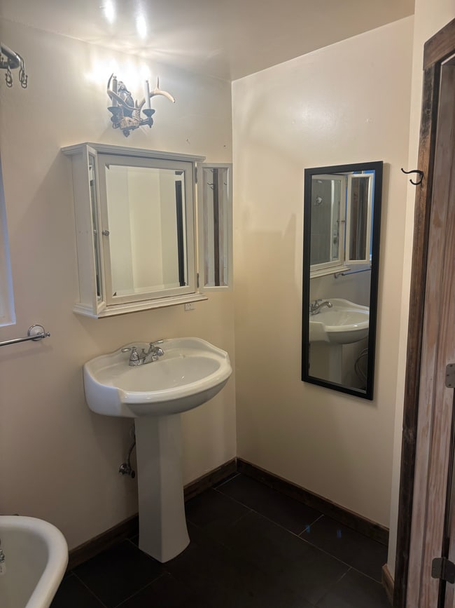 Photo - 405 N Cloverdale Blvd
