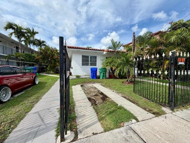 Photo - 975 SW 10th St Unit 5
