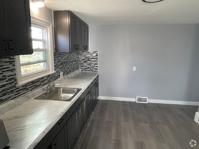 Building Photo - Newly renovated 5 bedroom single family ho... Rental