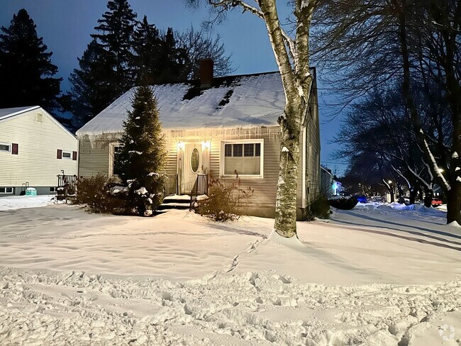 Building Photo - Updated 3 Bedroom House