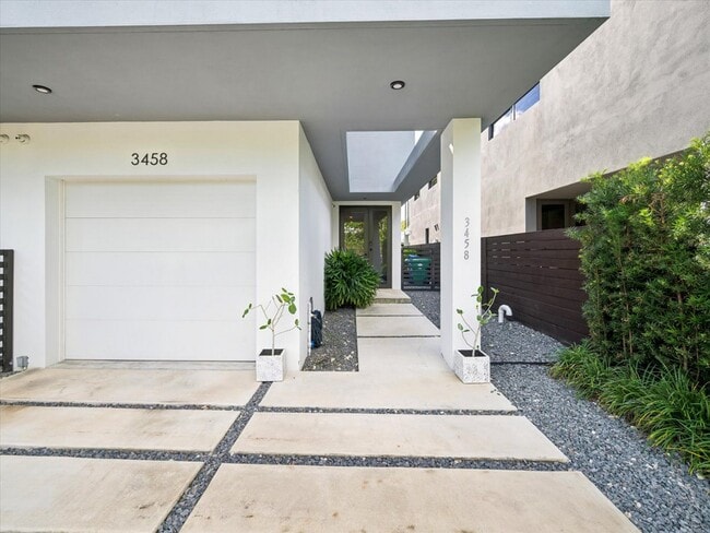 Building Photo - 3458 Day Ave