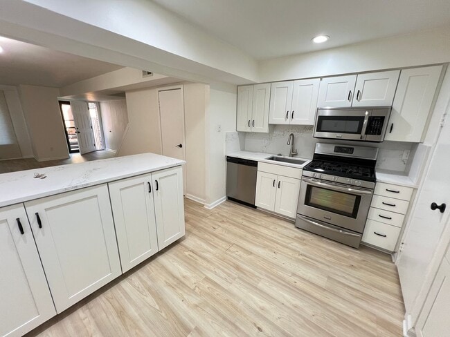 Building Photo - Newly renovated 3-bedroom, 2.5-bath home in Philadelphia’s Art Museum area