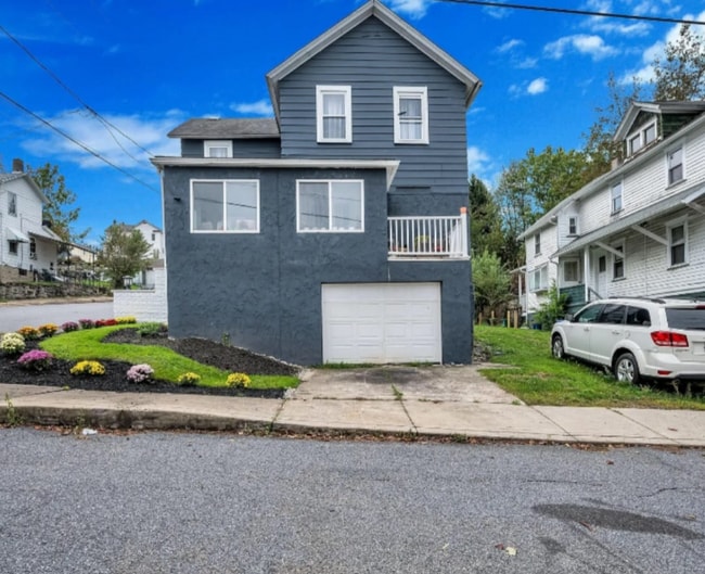 Photo - 301 McLean St