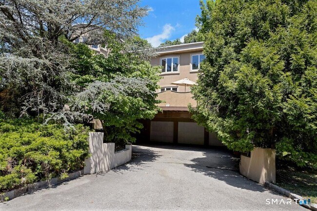 2 Stormy Cir Dr