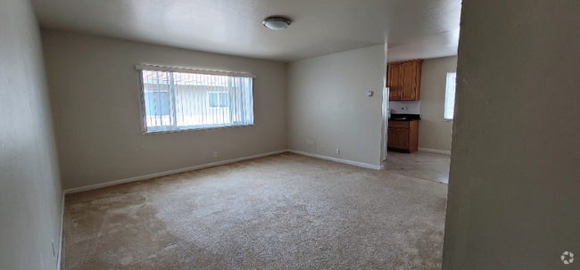 Building Photo - 1642 Queen Charlotte Dr Unit 3 Rental