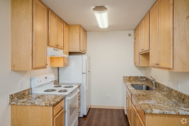 2BR,2BA - 950SF - Kitchen - Park Place Apartment