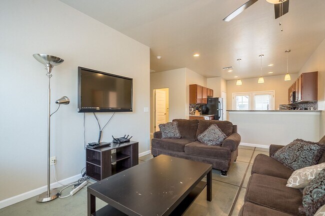 722 E Mabel St