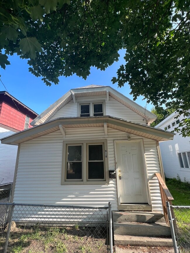 Building Photo - 918 Logan St SE Rental
