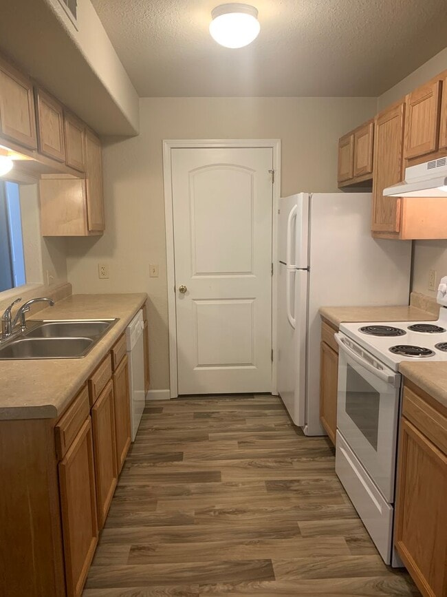 Building Photo - Beautiful 2 bedroom with a balcony! Unit R209