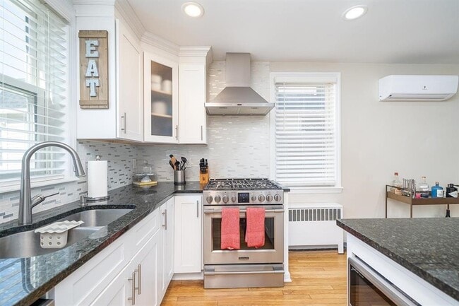 Photo - 118 W 46th St