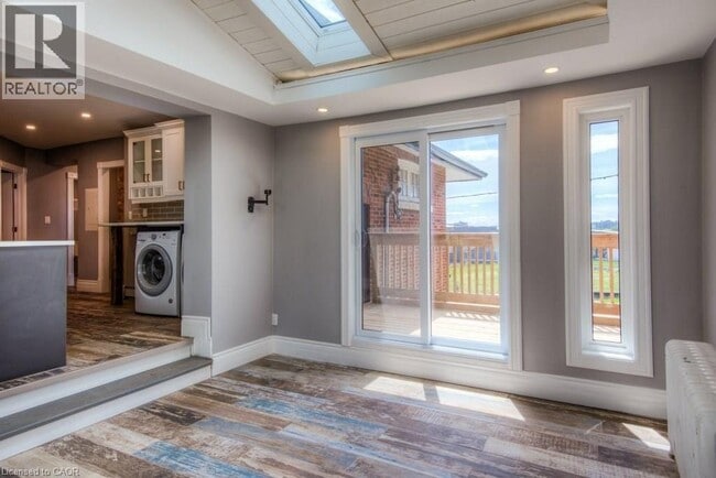 Photo - 16 Wellington St N