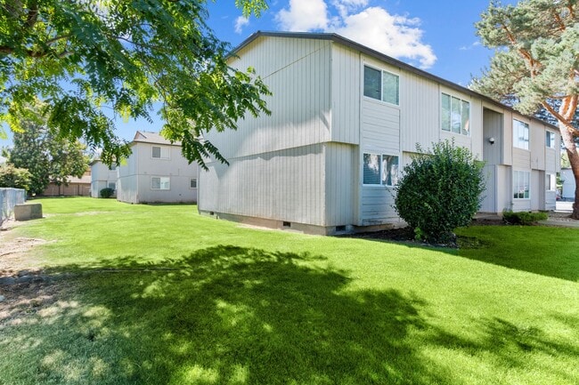 Photo - Spacious, 1100 sq foot 2 Bedroom 1.5 Bath with full size washer and dryer! Unidad 325-1