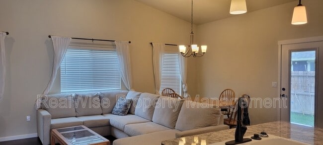 Photo - 108 SW Little Meadow Ln