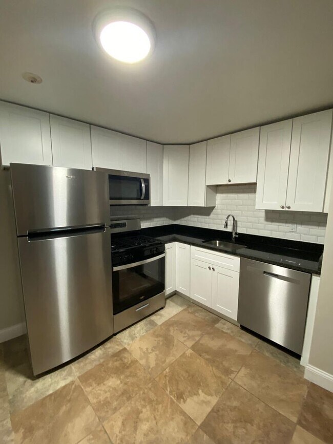 Photo - Fully Renovated 2 Bed with Heat, Hot Water and gas for cooking included. Unidad 16