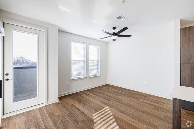 1 habitación, 1 baño - 776 pies cuadrados - Sala de estar - Ellison Museum District