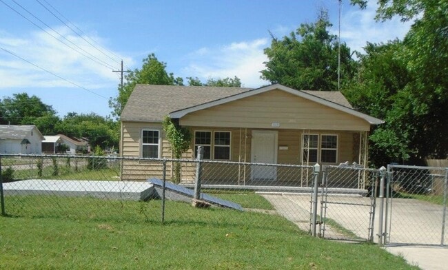 Photo - 315 SW J Ave Casa