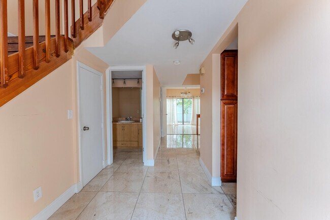 Photo - 626 NE 195th St