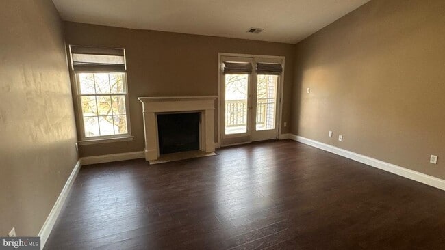 Building Photo - 5701 Rowanberry Dr Unit 107